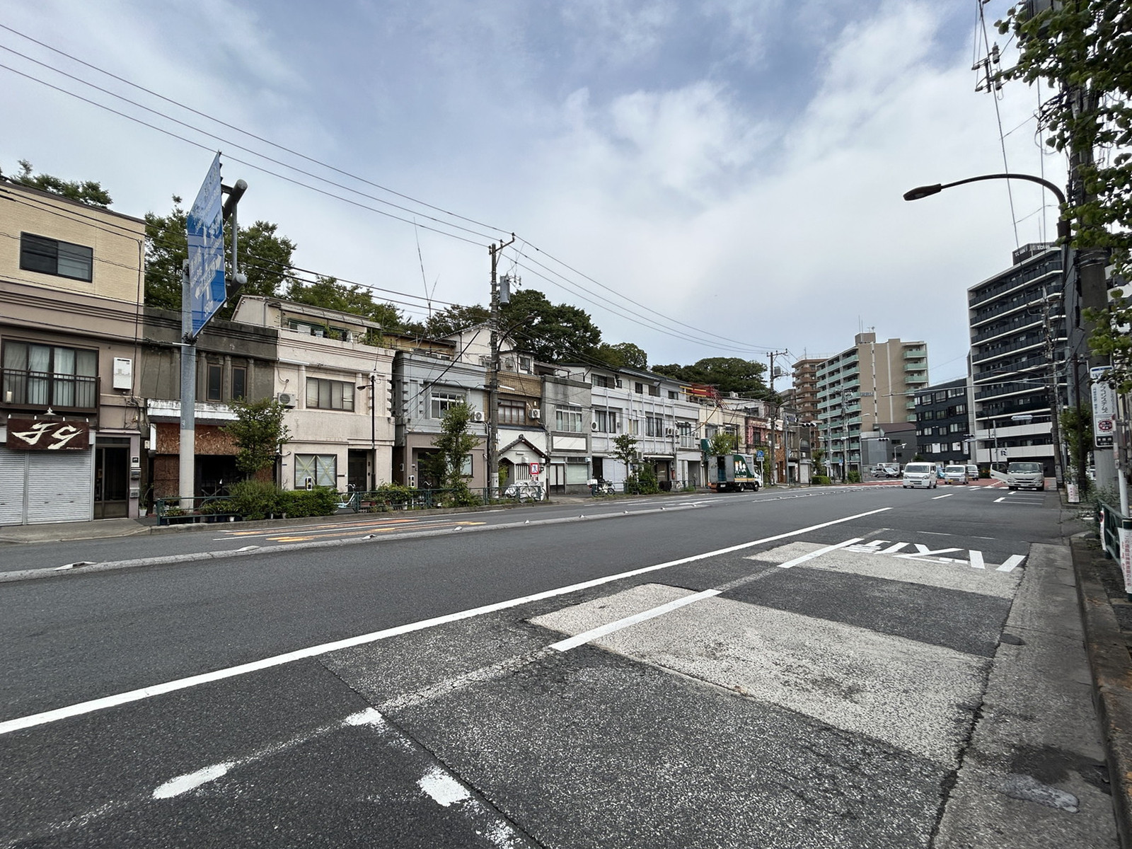 SAN-IWAビル前面の通り