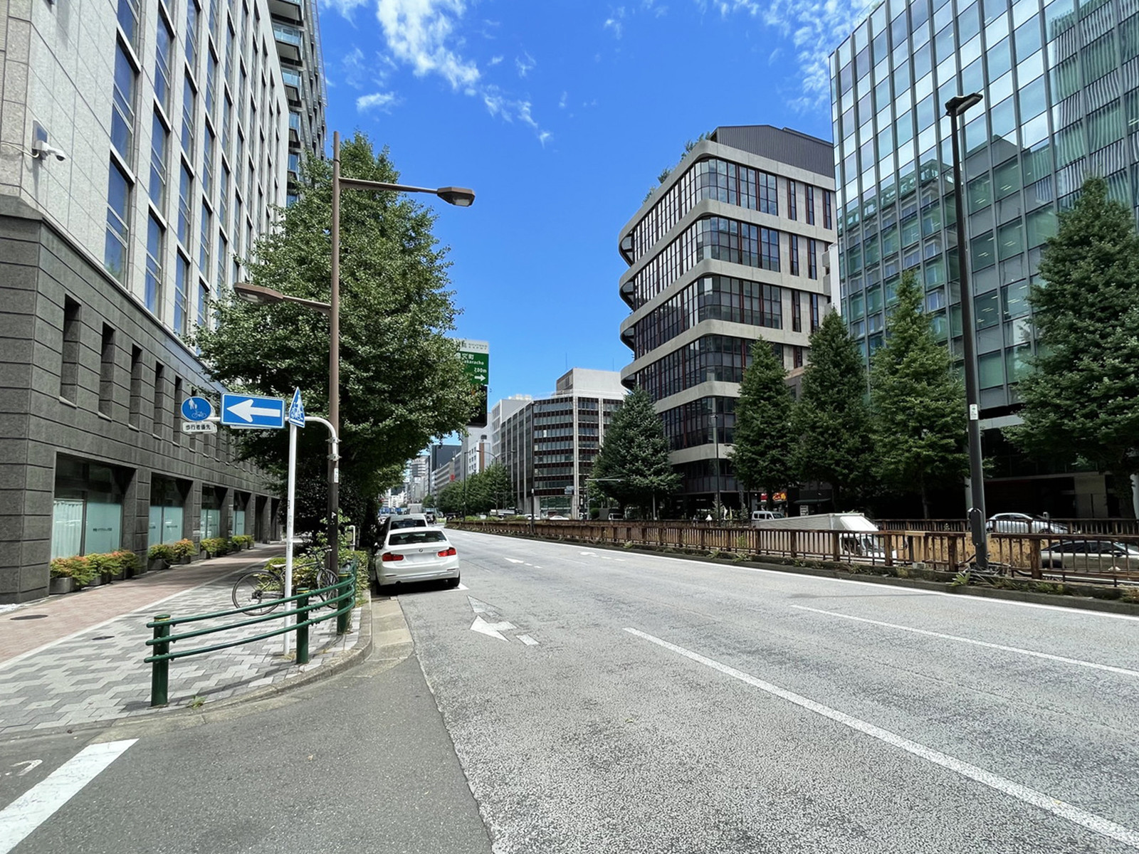 WORK VILLA KYOBASHI前面の昭和通り