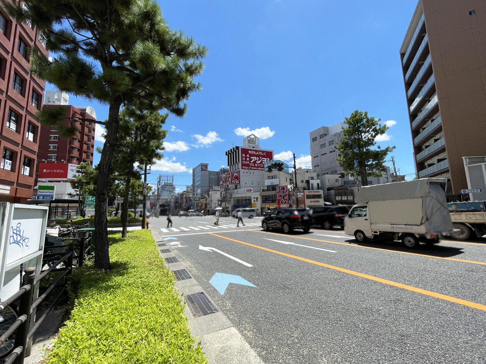 味原トータルライフ前面の通り