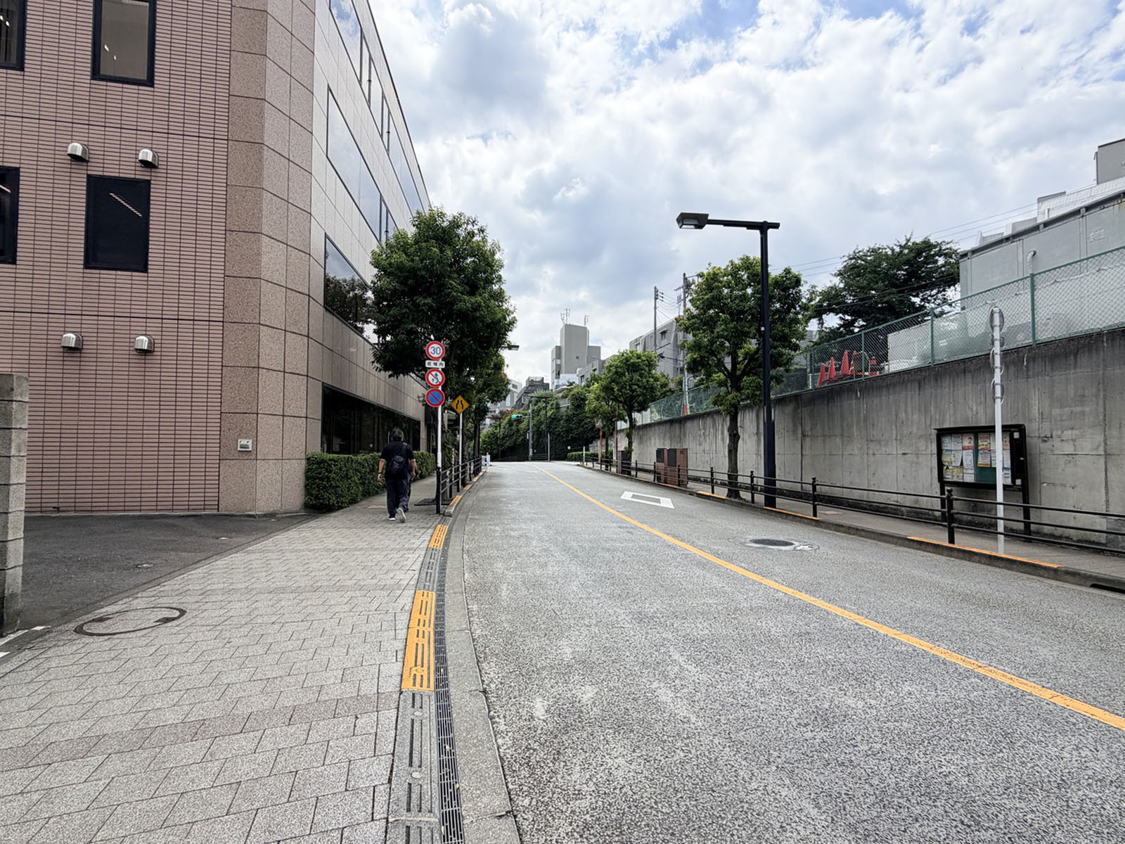 市ヶ谷タイホービル前面の通り