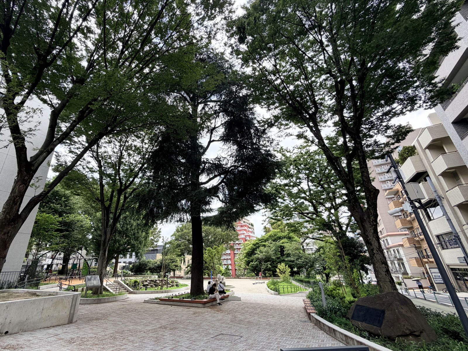 隣りにある東郷元帥記念公園