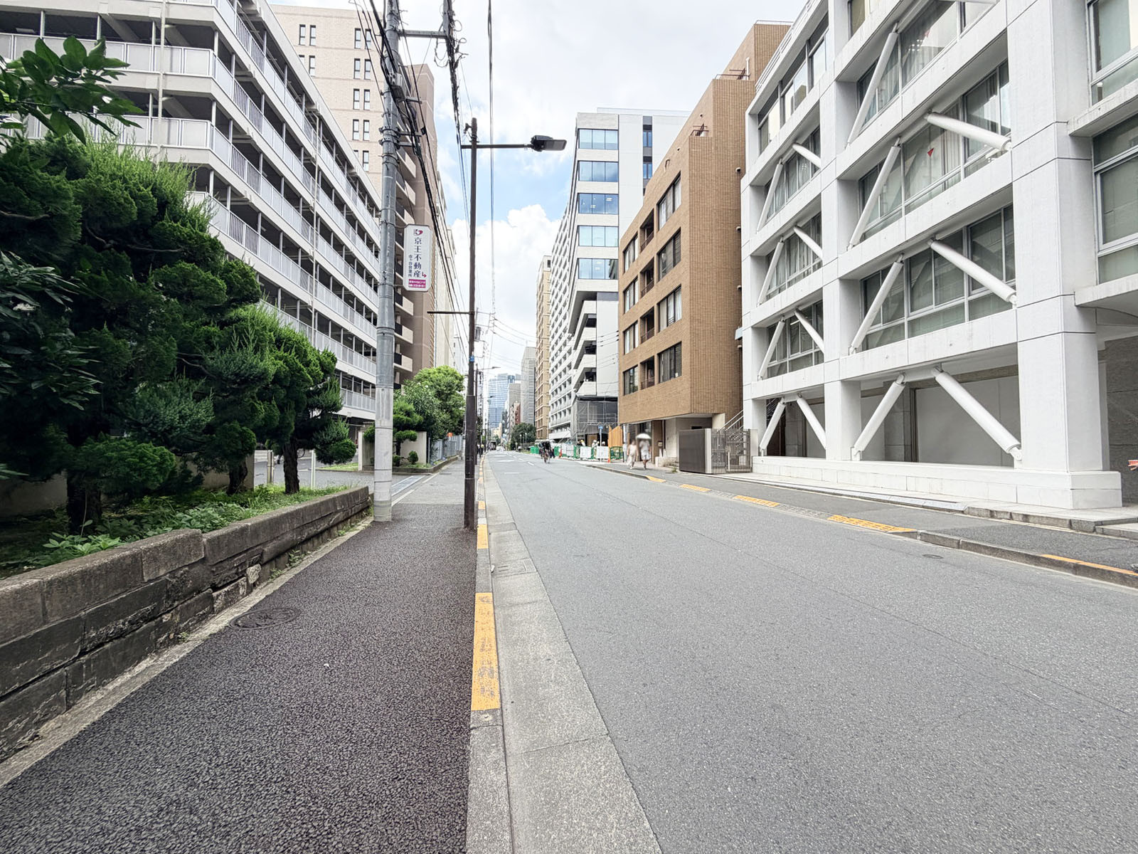 東郷パークビル前面の二七通り