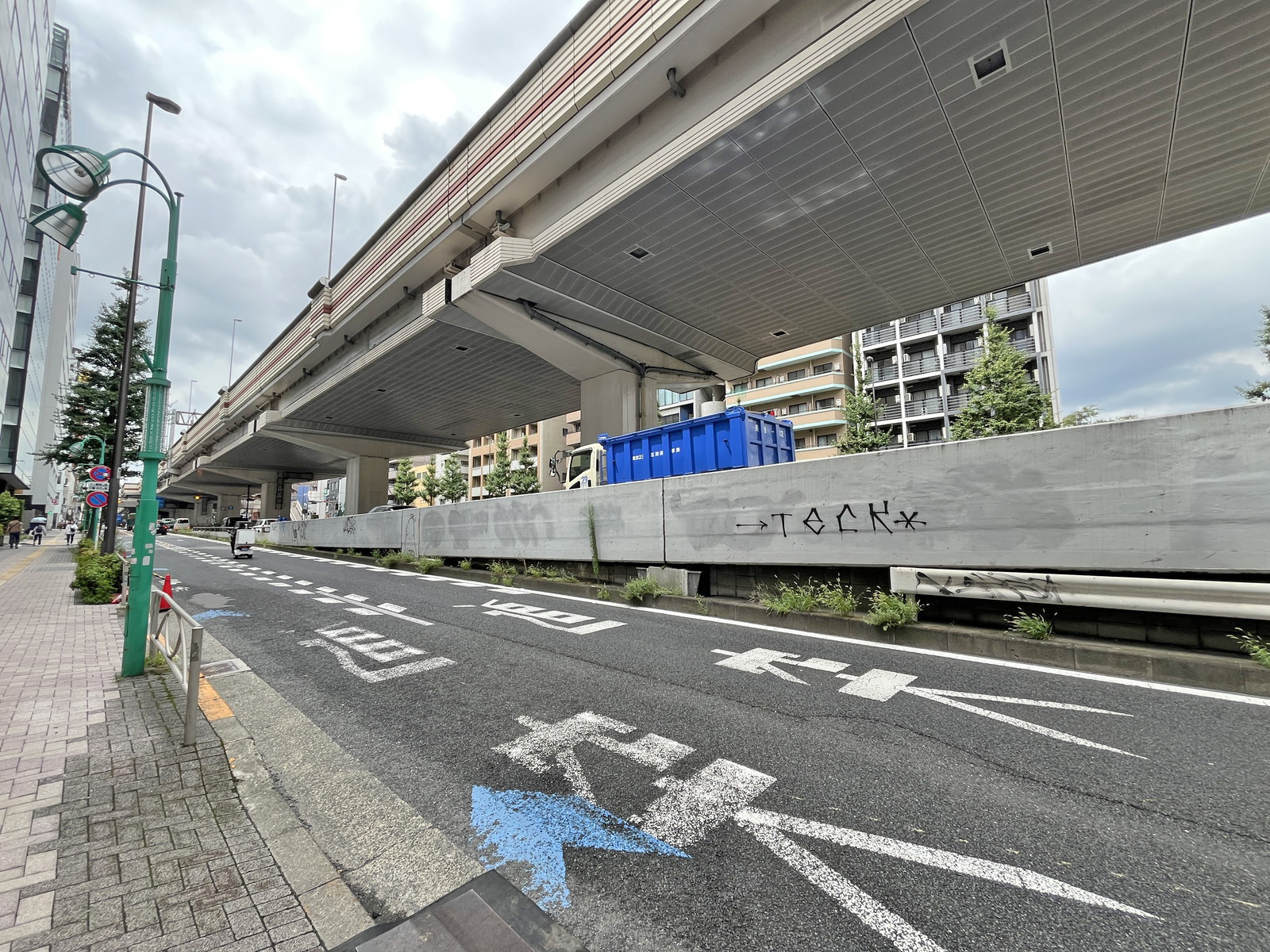KSビルヂング前面の甲州街道
