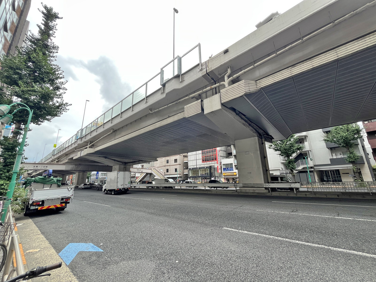 TSK笹塚ビル前面の甲州街道