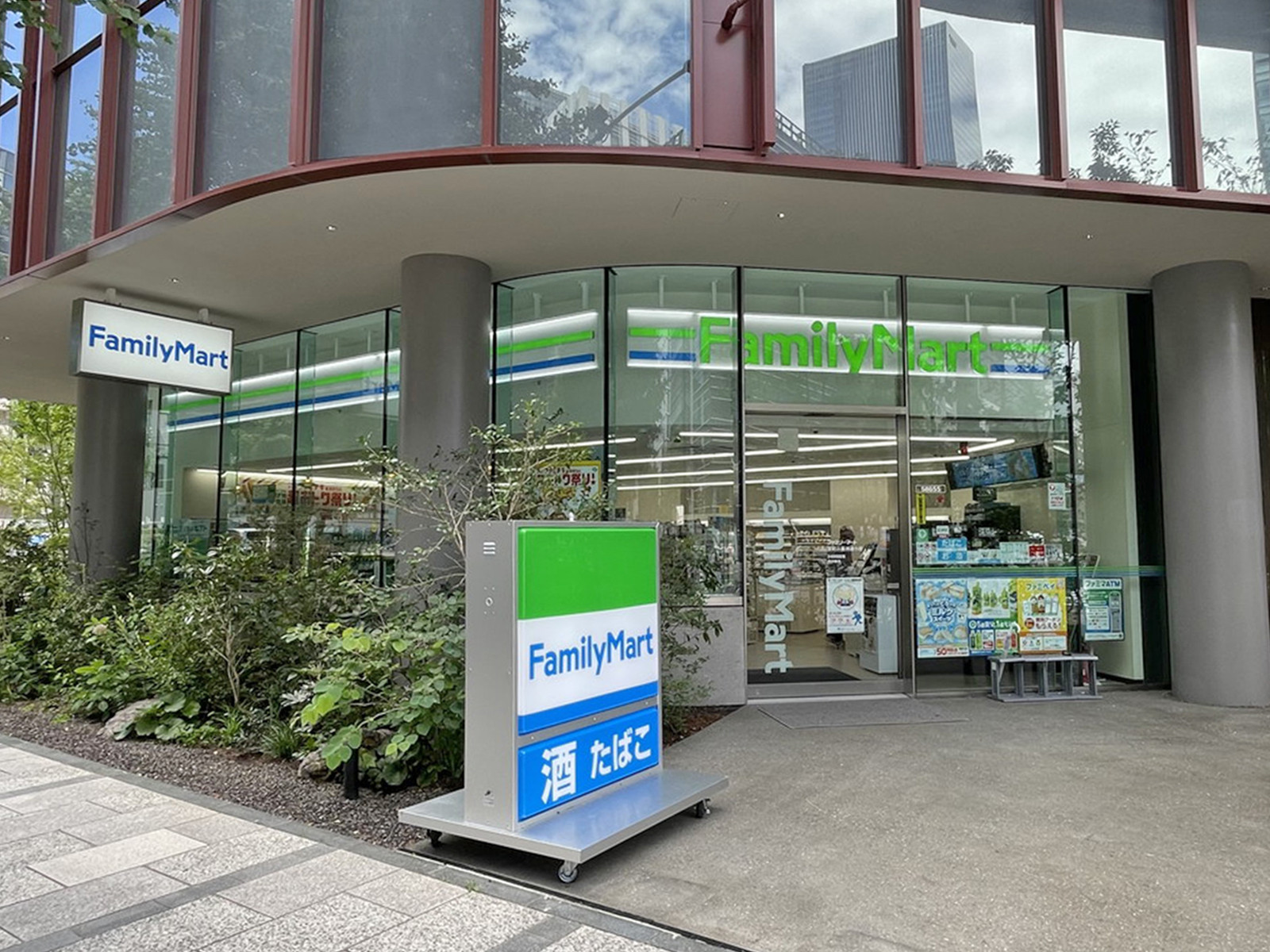 徒歩1分のファミリーマート 宝町八重洲通り店