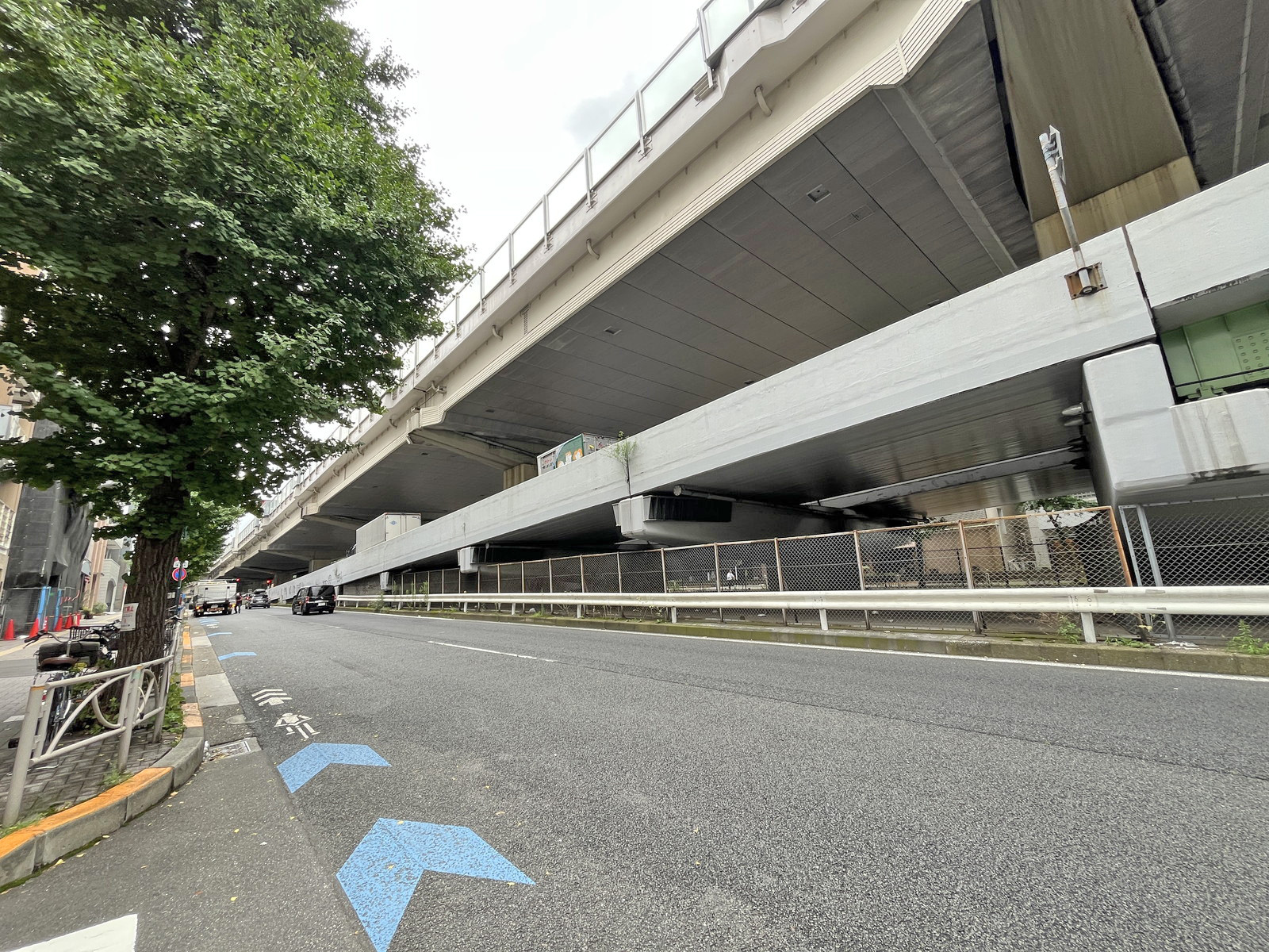 カーサF&S前面の甲州街道