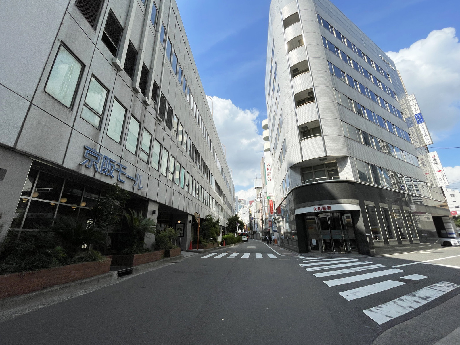三井住友銀行京阪京橋ビル前面の通り