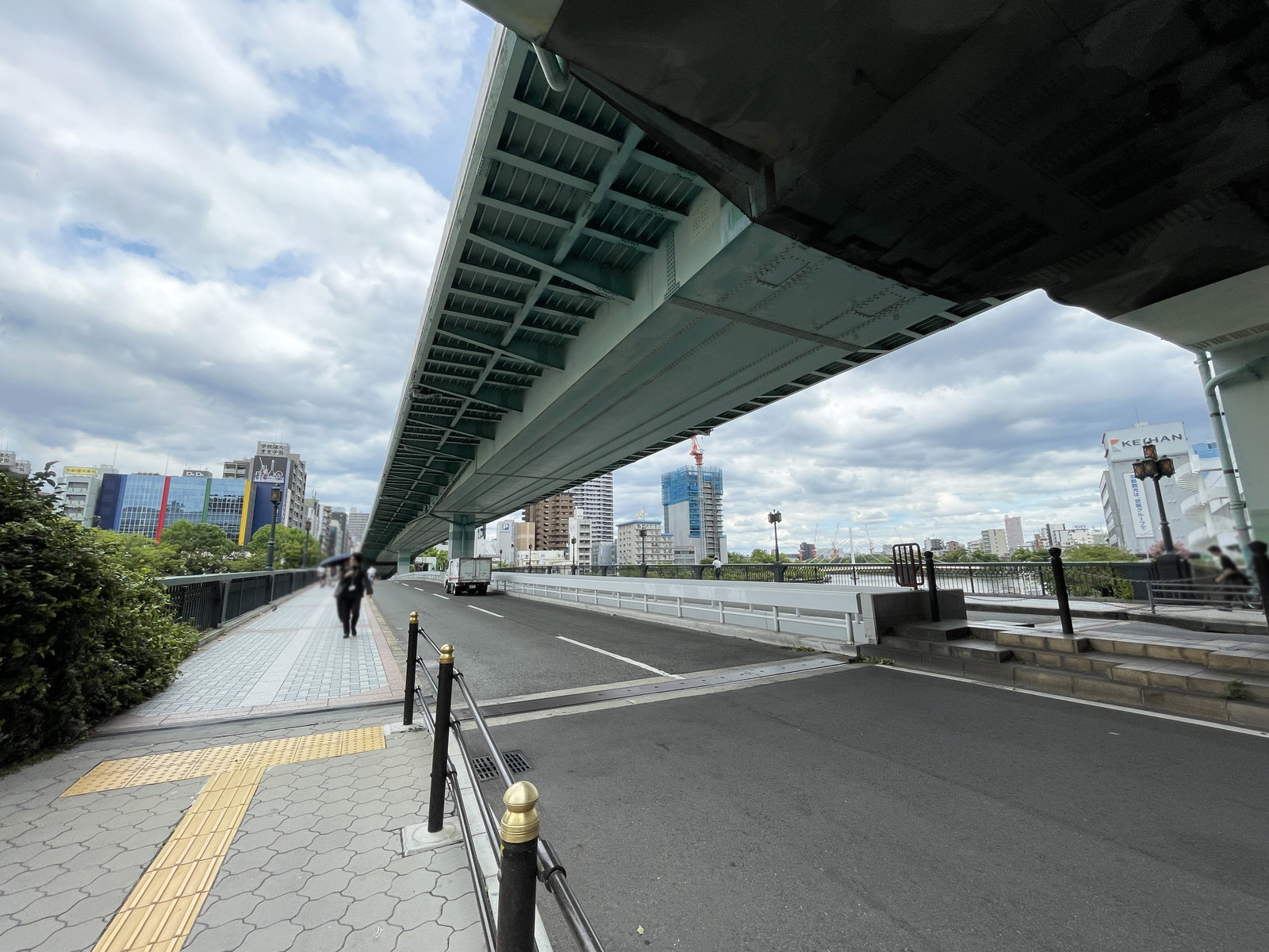 京阪ビル前面の通り