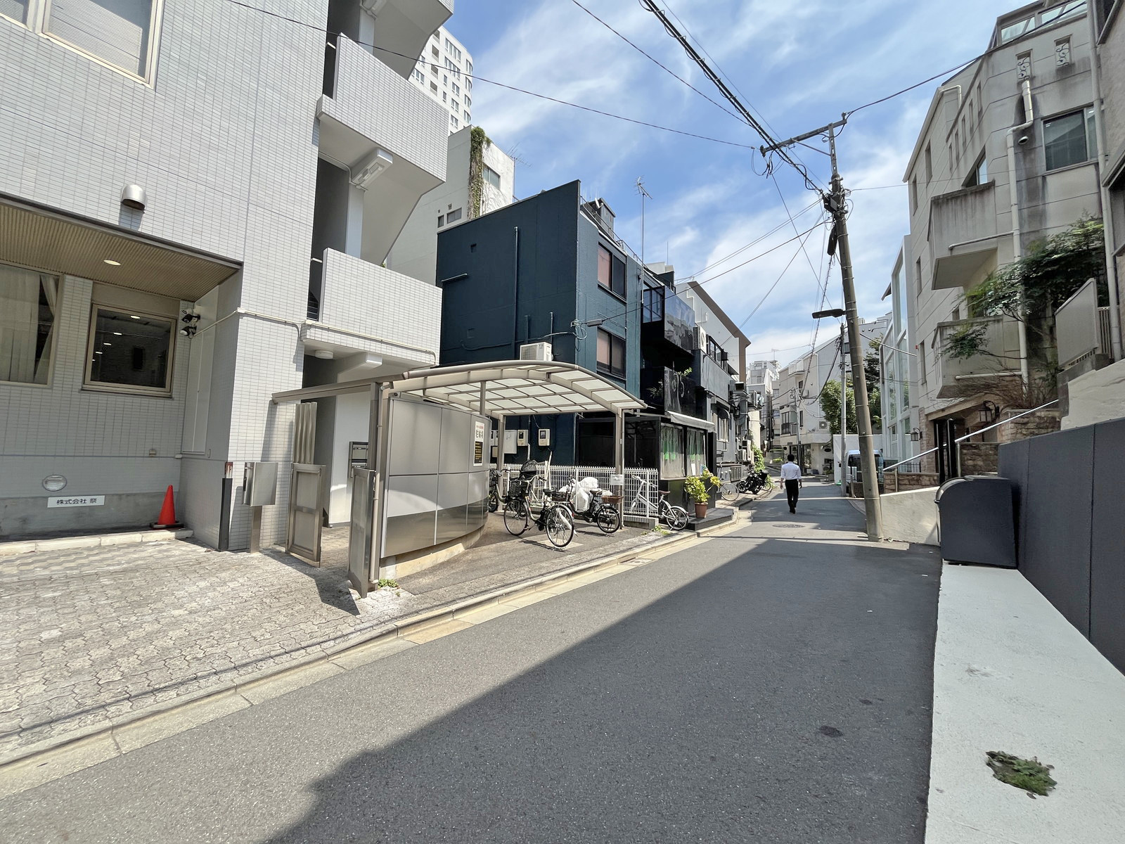 House of Warner前面の通り