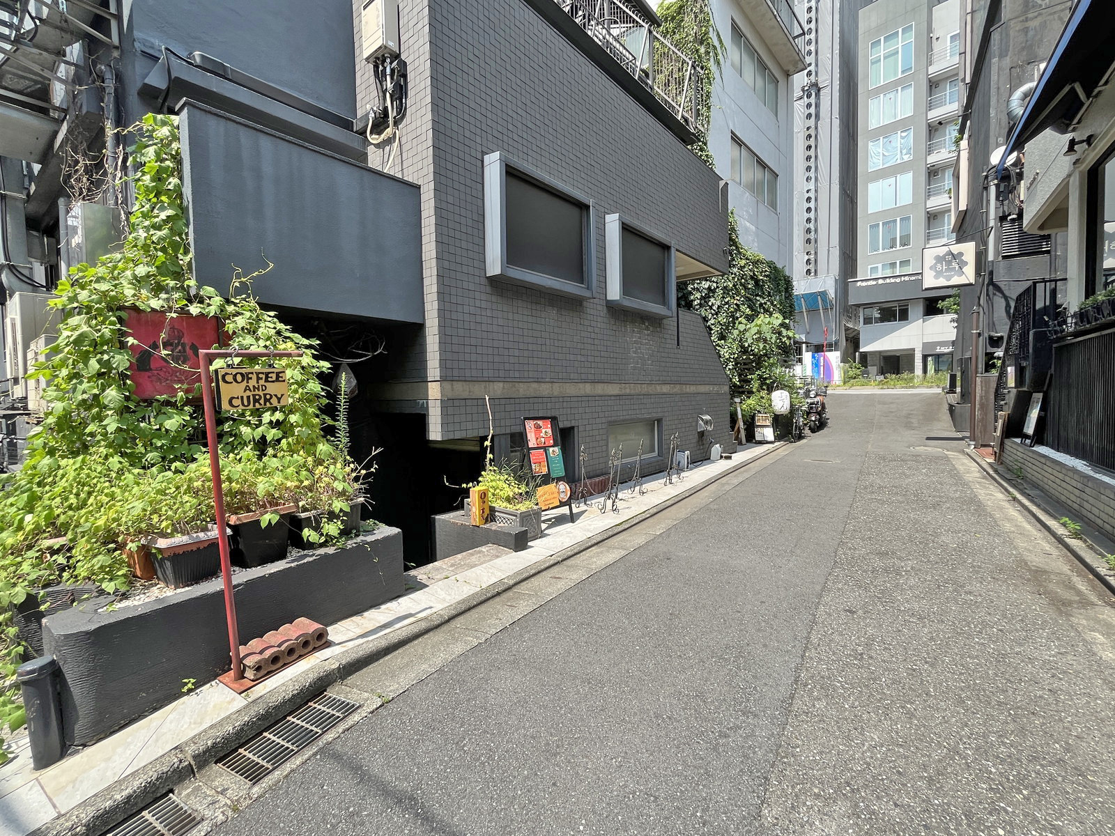 付近には飲食店が充実