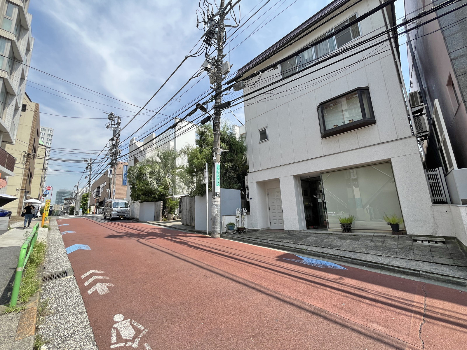 アルファゾーンビル前面の通り