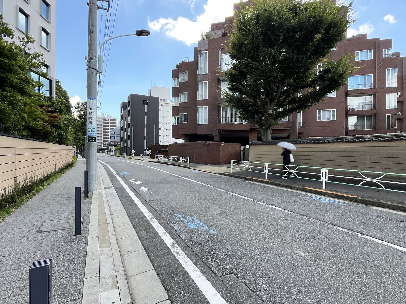 IsaI AkasakA前面の円通寺坂