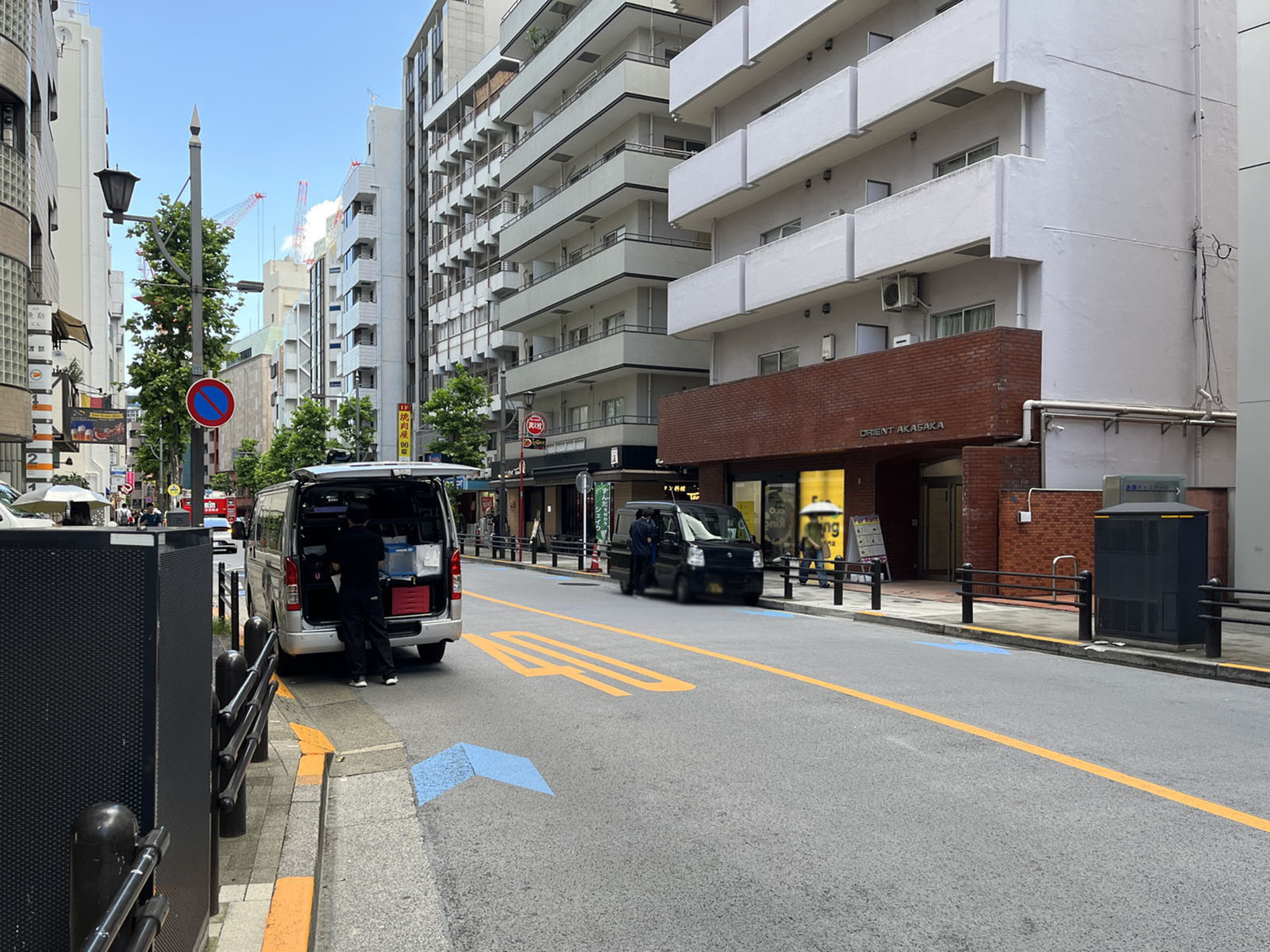 赤坂周山ビル前面の赤坂通り