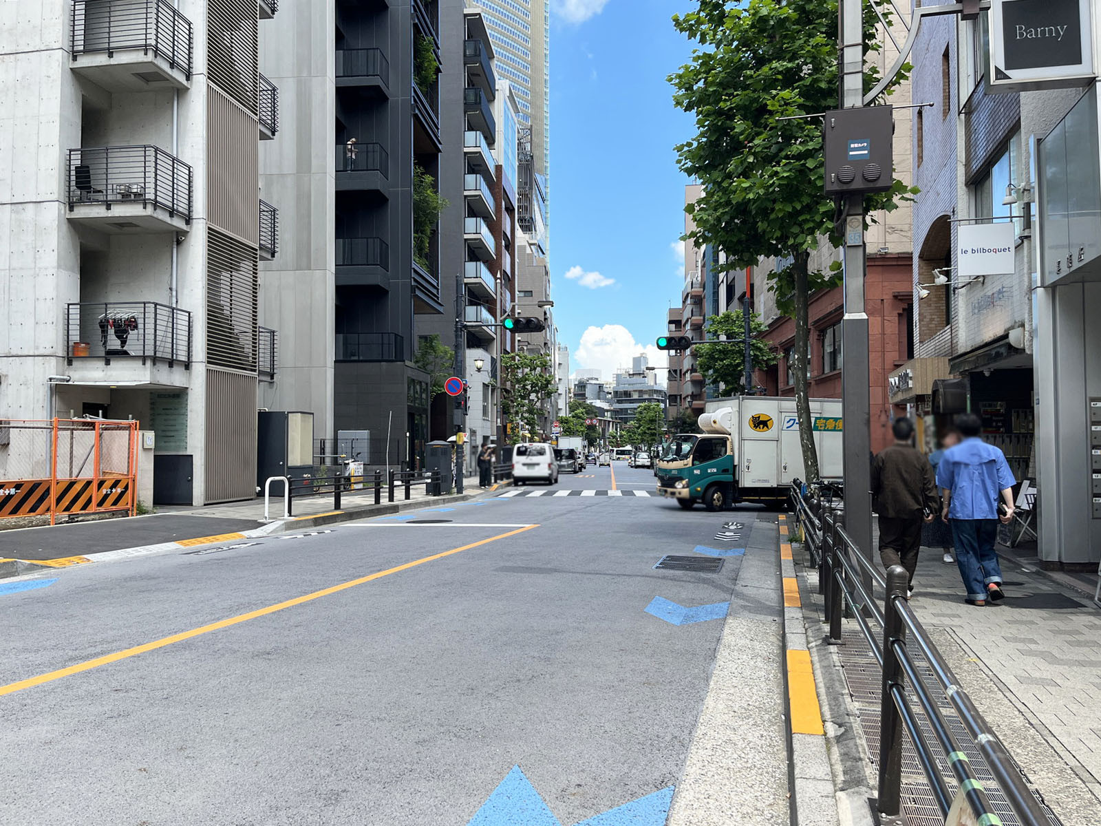 三沖ビル前面の赤坂通り