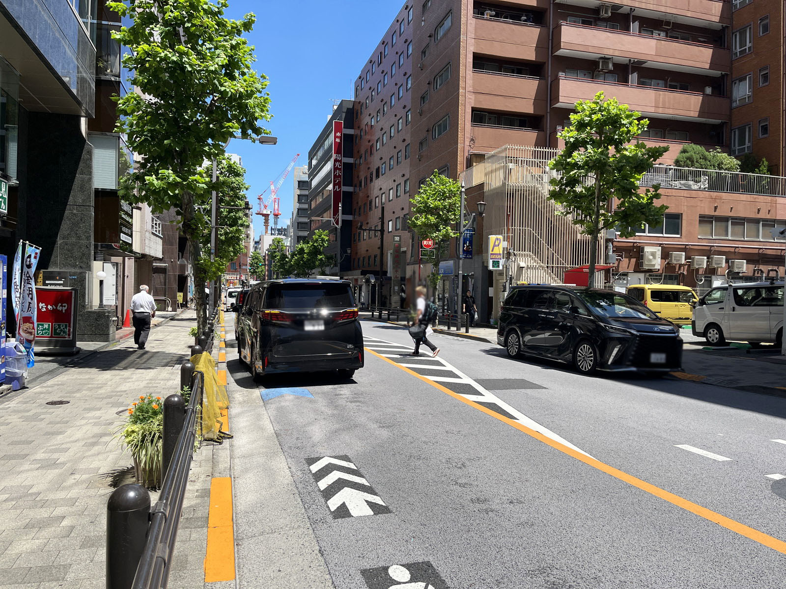 第四文成ビル前面の赤坂通り