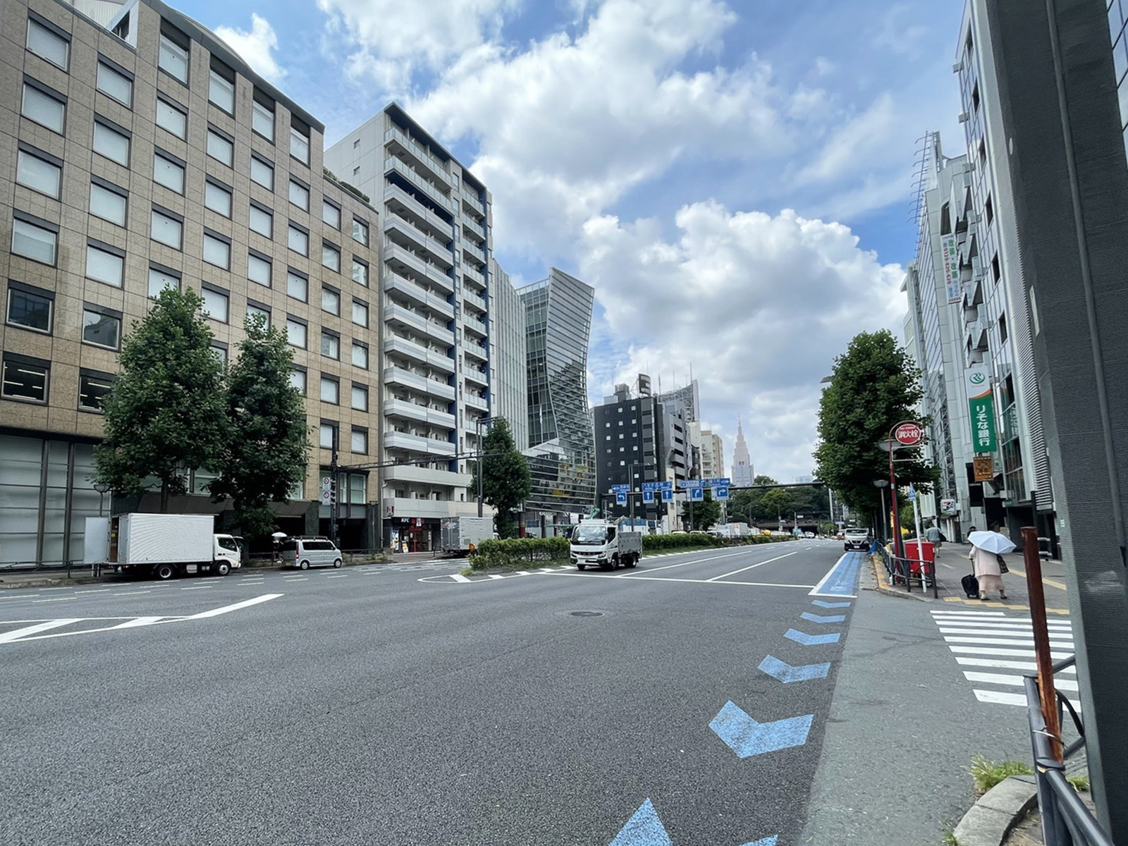 四谷トーセイビル前面の新宿通り