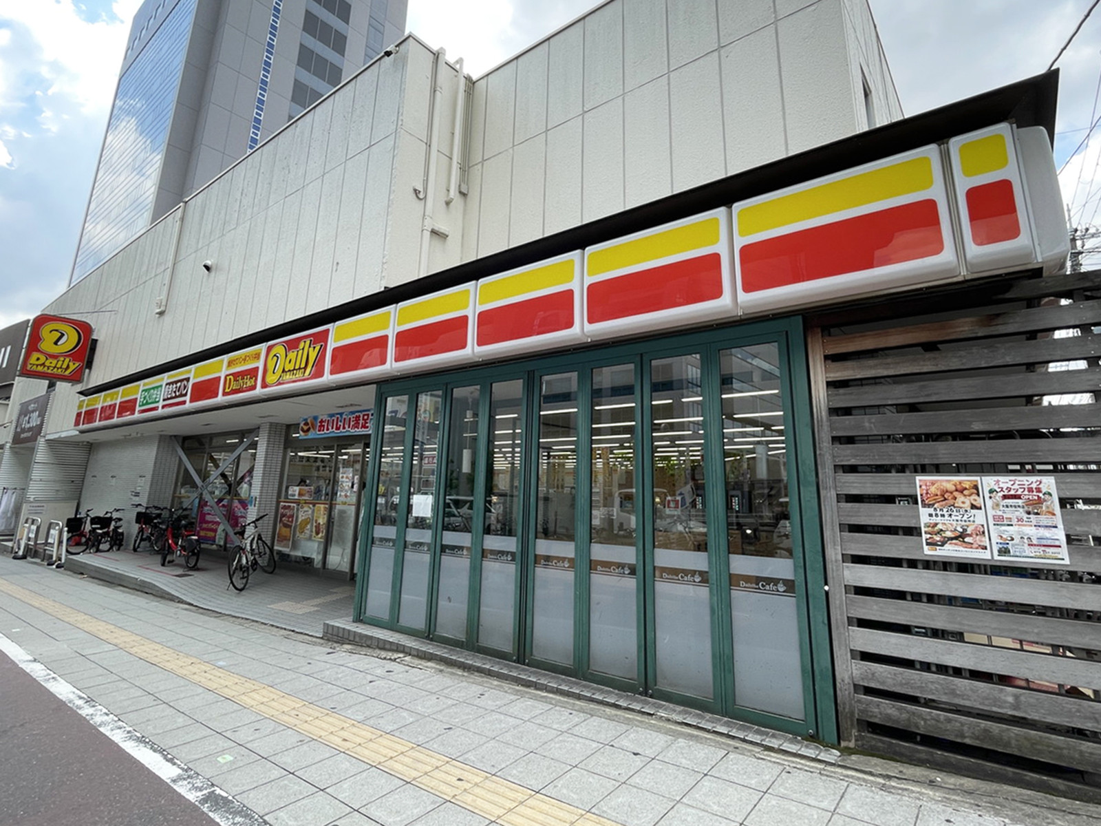 向かいのデイリーヤマザキ 森ノ宮駅前店