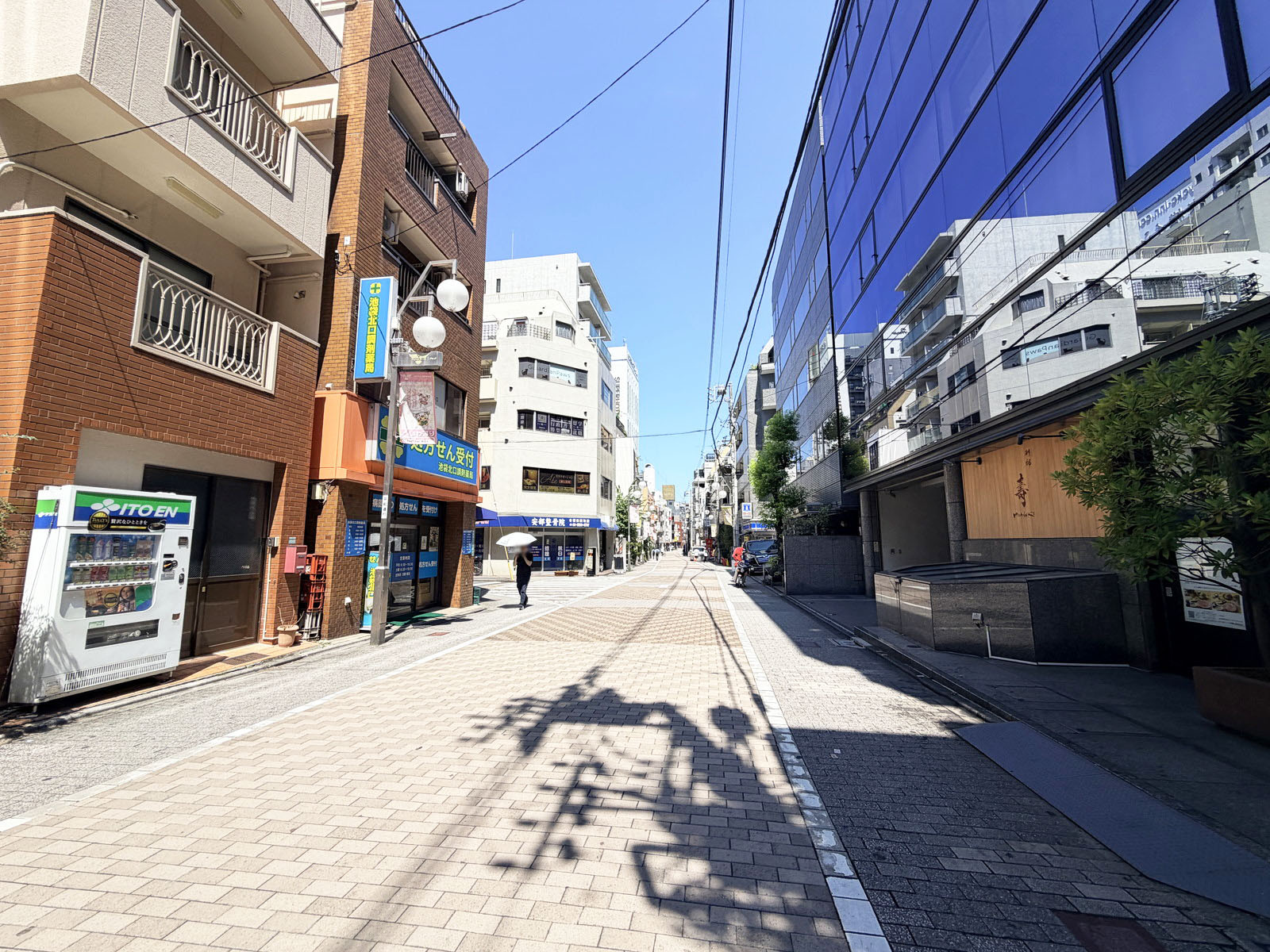 第2伊三美ビル前面の平和通り