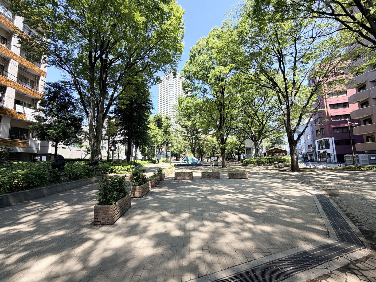 近くの豊島区立西池袋公園