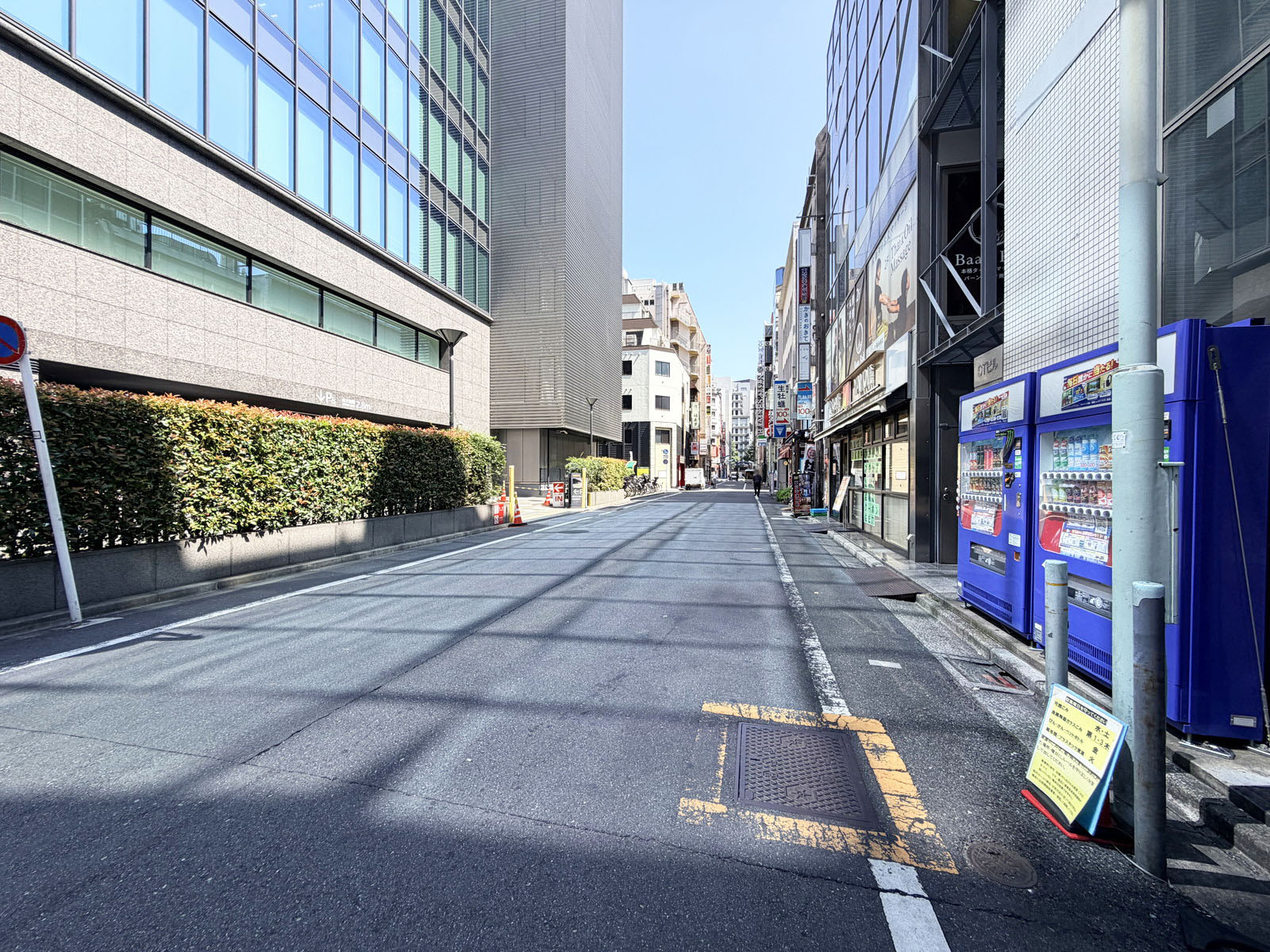 八大ビル前面の通り