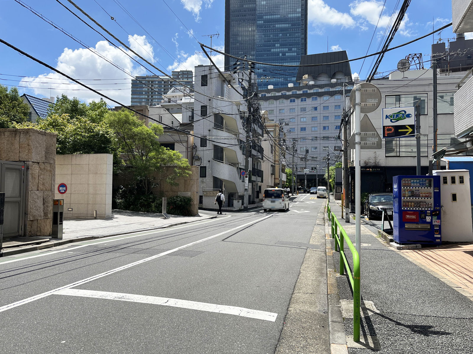 ストーリア赤坂前面の通り