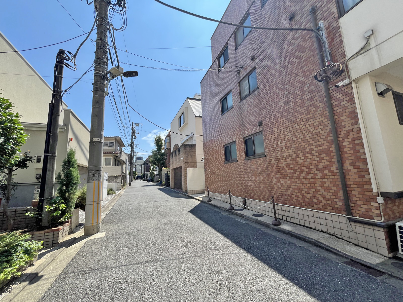 センチュリーホーム西麻布ビル前面の通り