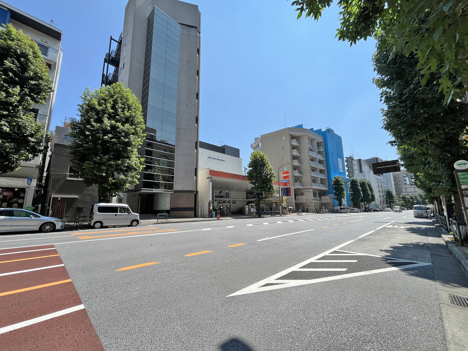 西麻布SDビル前面の外苑西通り