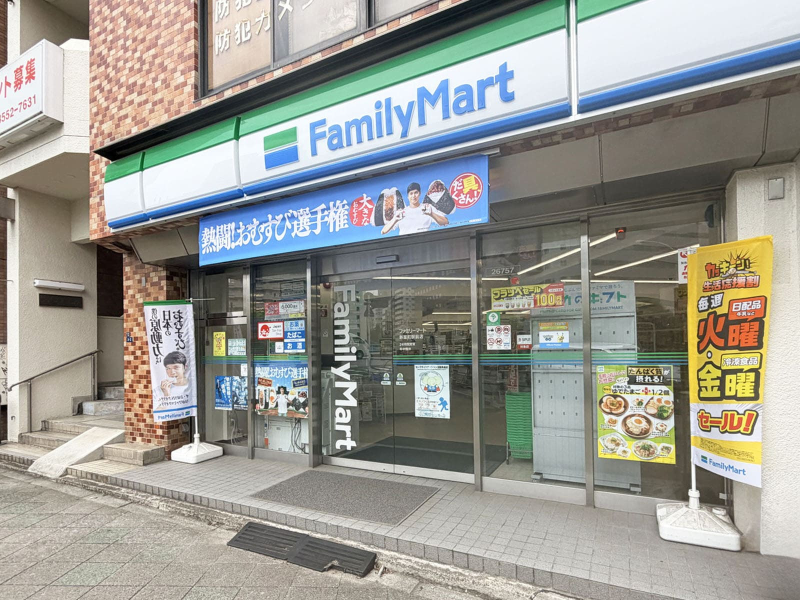 近くのファミリーマート 新富町駅前店