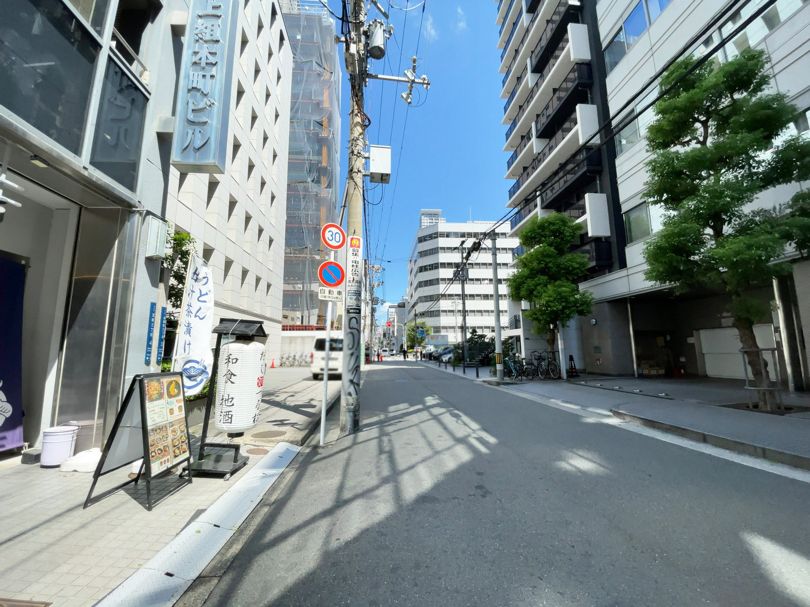 上組本町ビル前面の通り