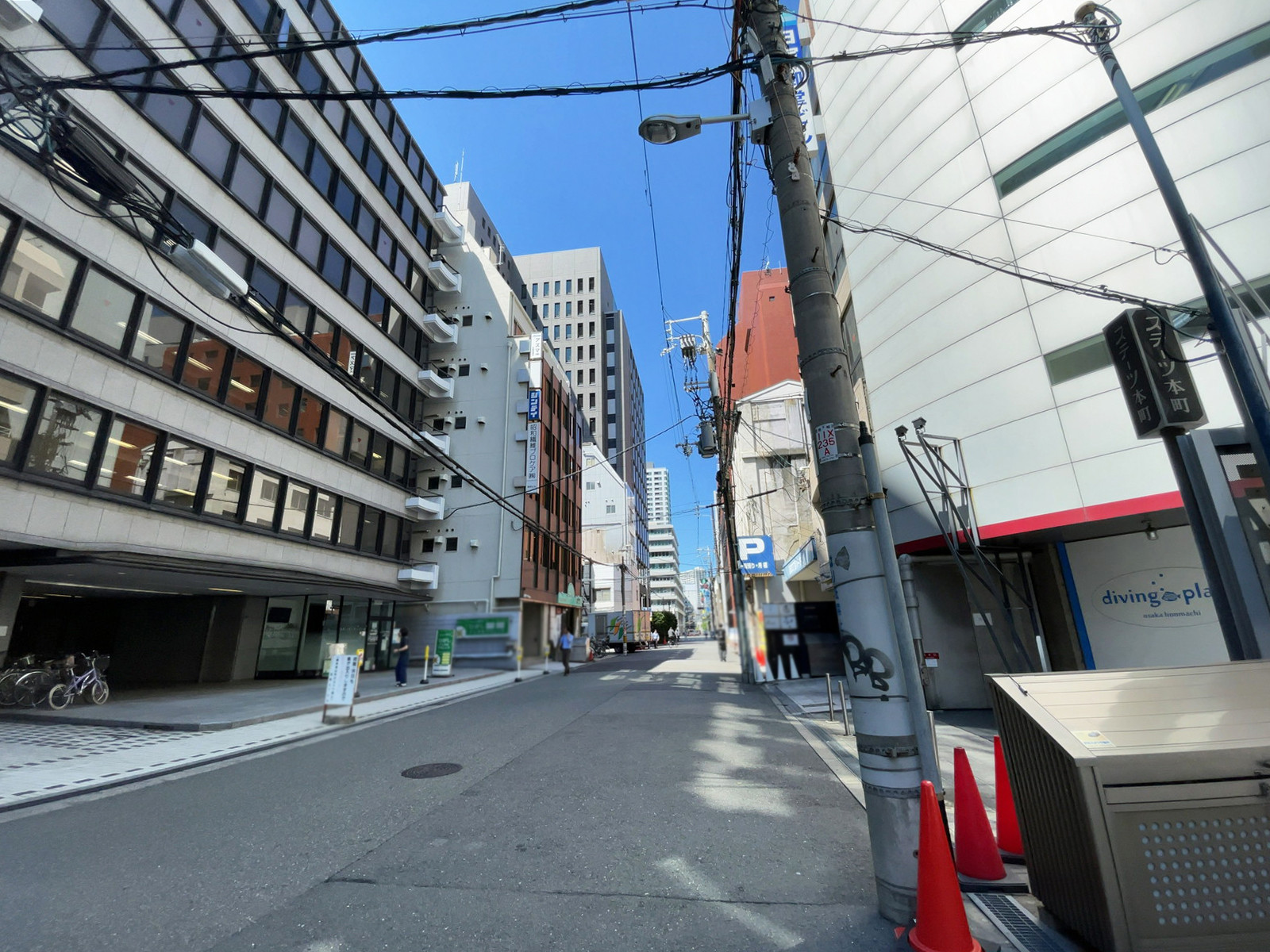 アサヒビル前面の通り
