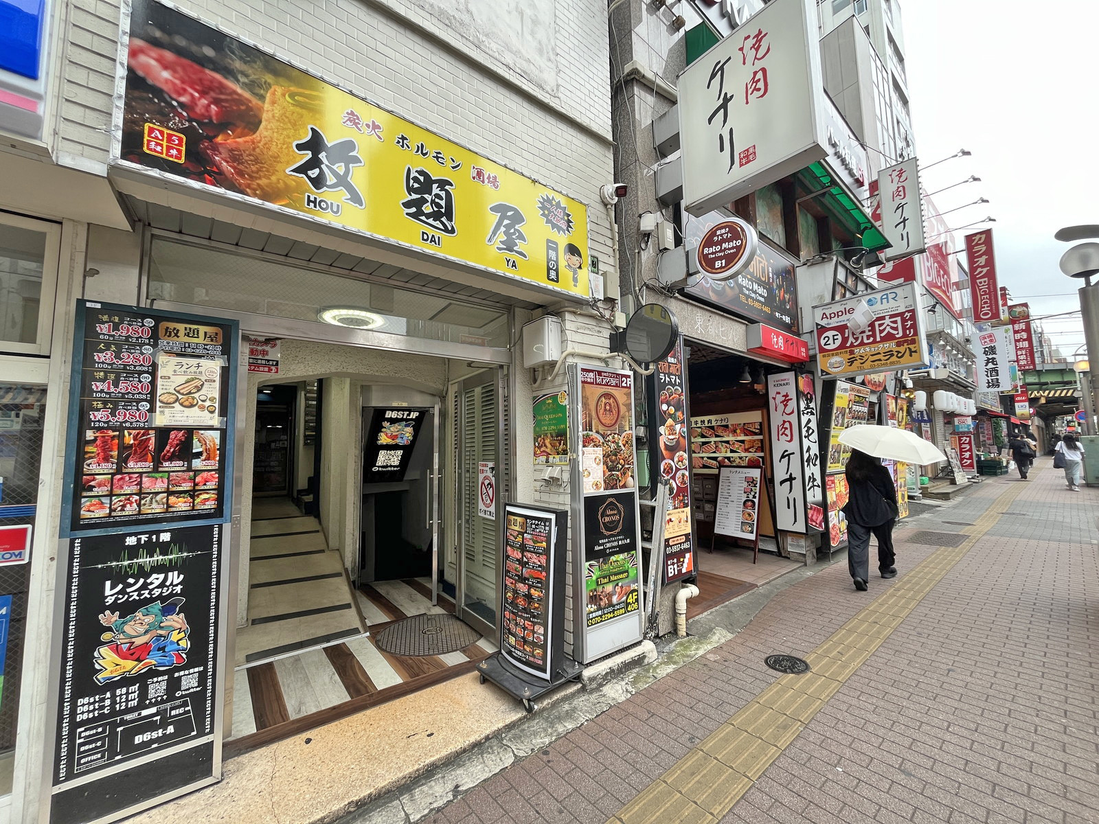 付近には飲食店が充実