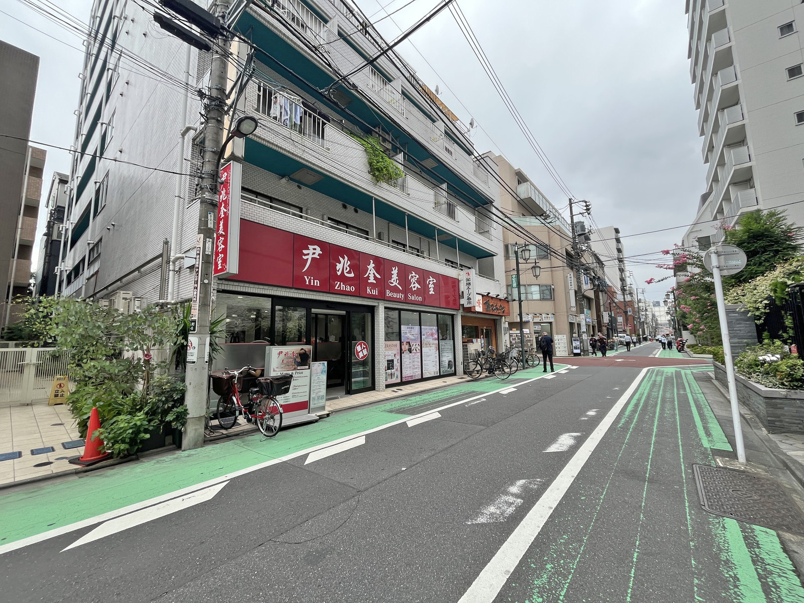 アゼリアコート前面の通り