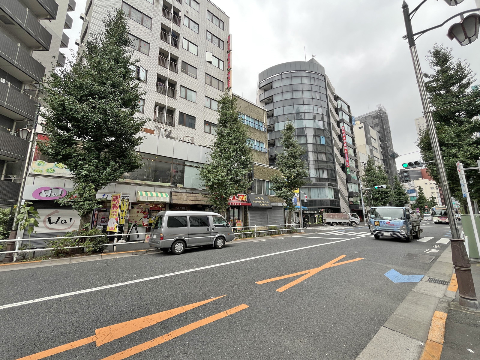 アルマビル前面の小瀧橋通り