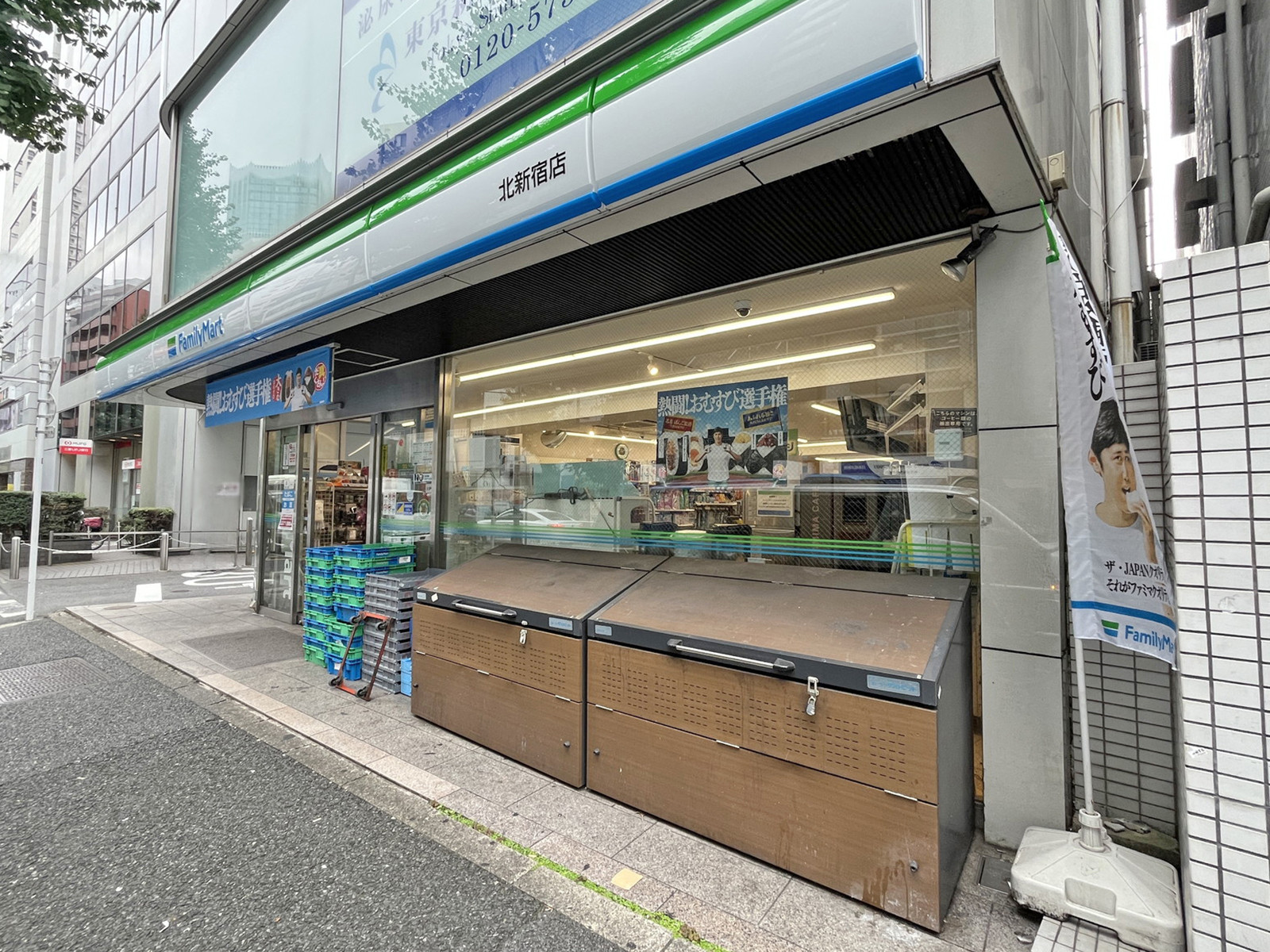 徒歩1分のファミリーマート 北新宿店