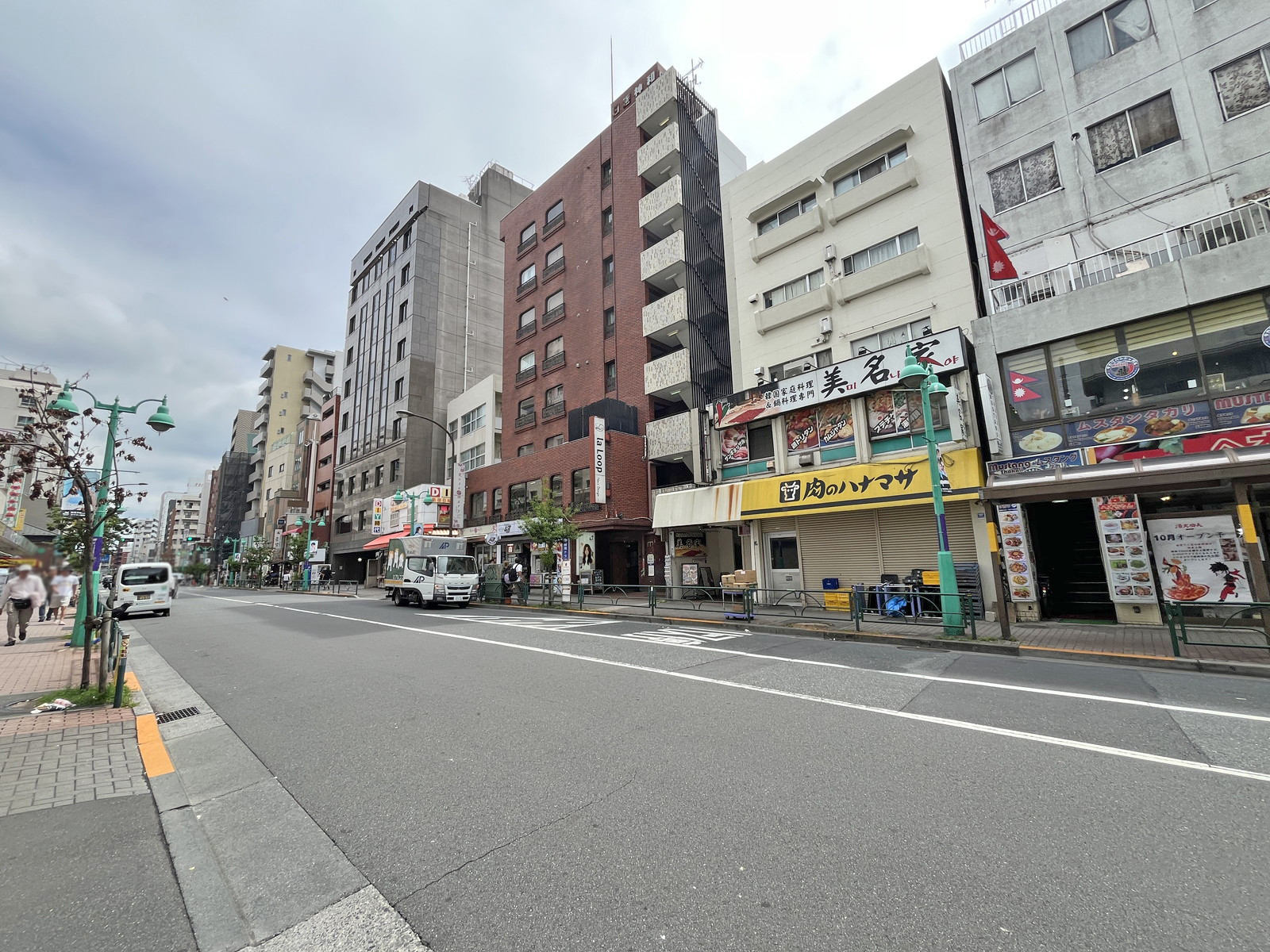 北原ビル前面の大久保通り