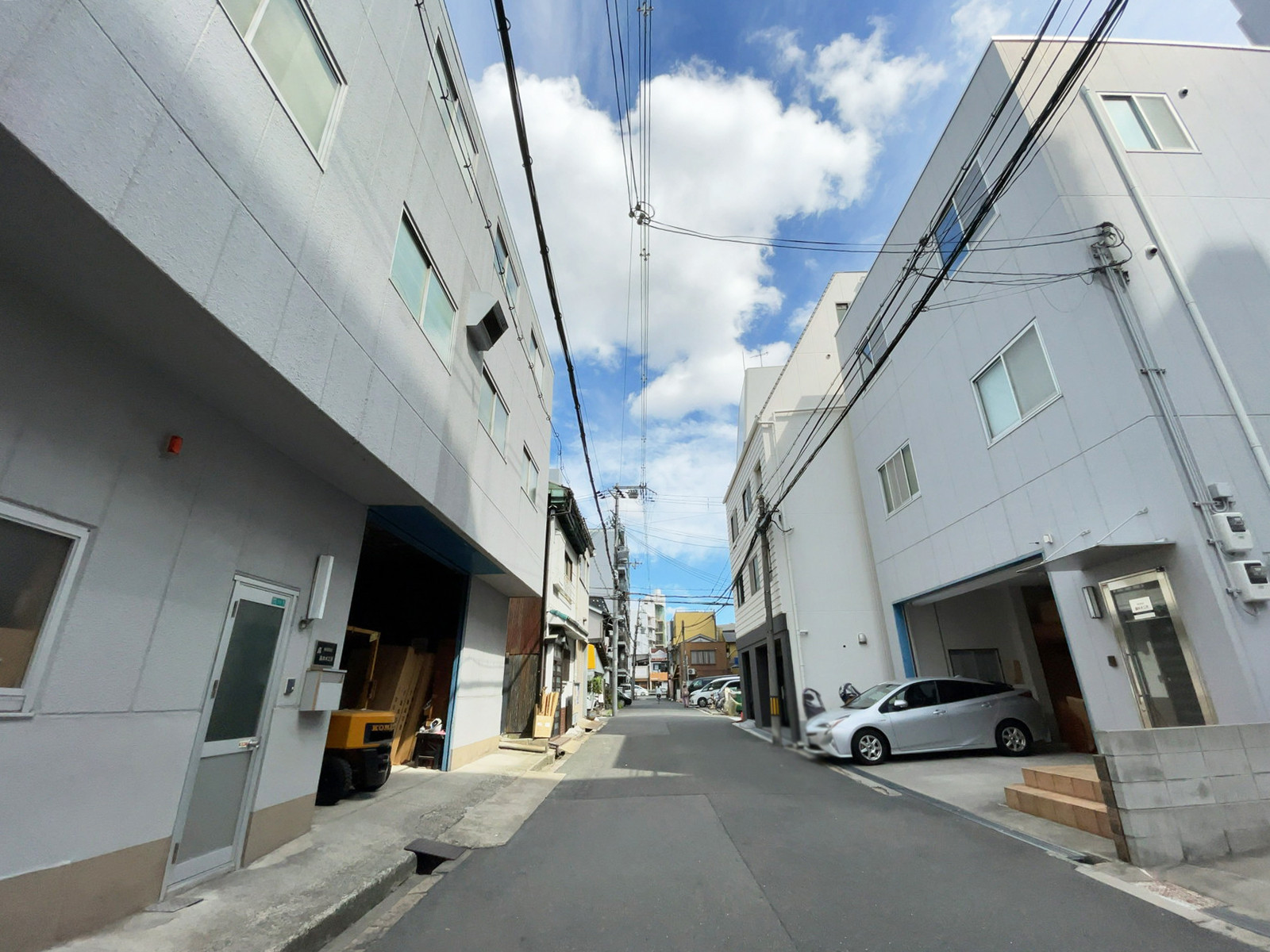 草野ビル前面の通り