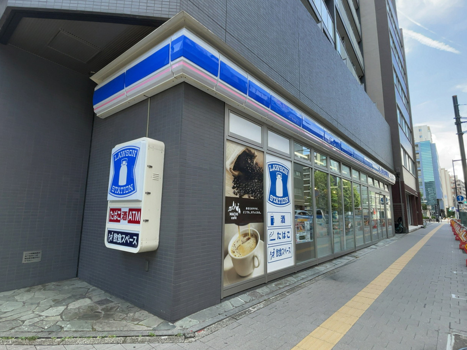 徒歩2分のローソン 横浜不老町三丁目店