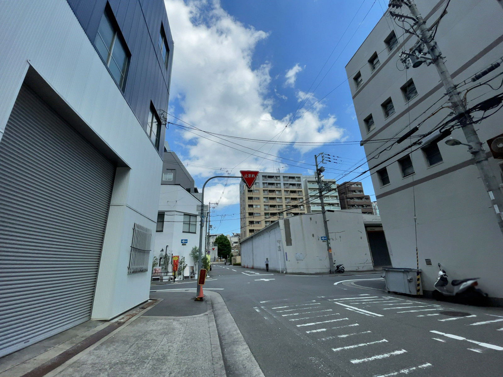 大都ビル前面の通り