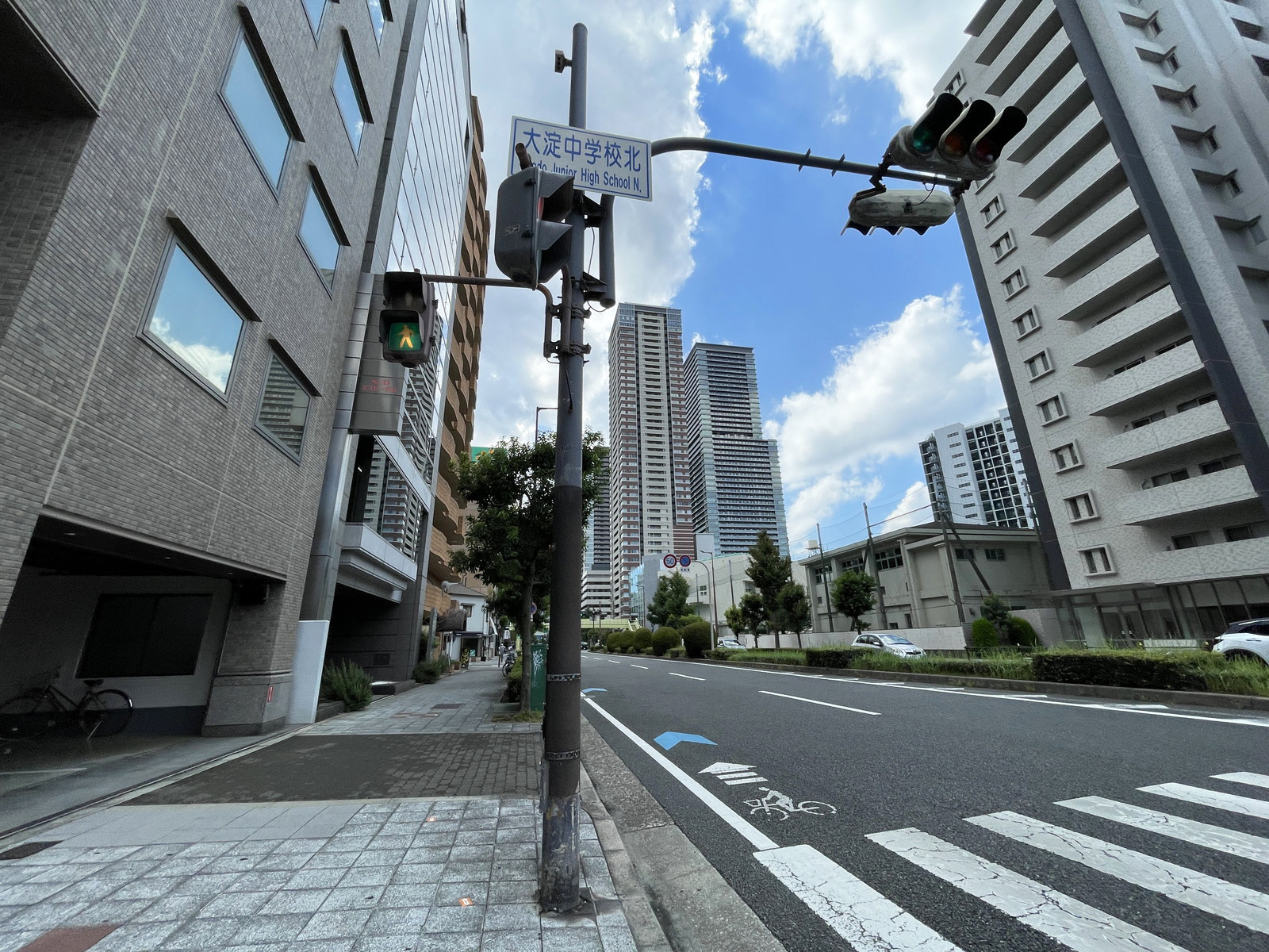 新梅田KSビル前面の通り