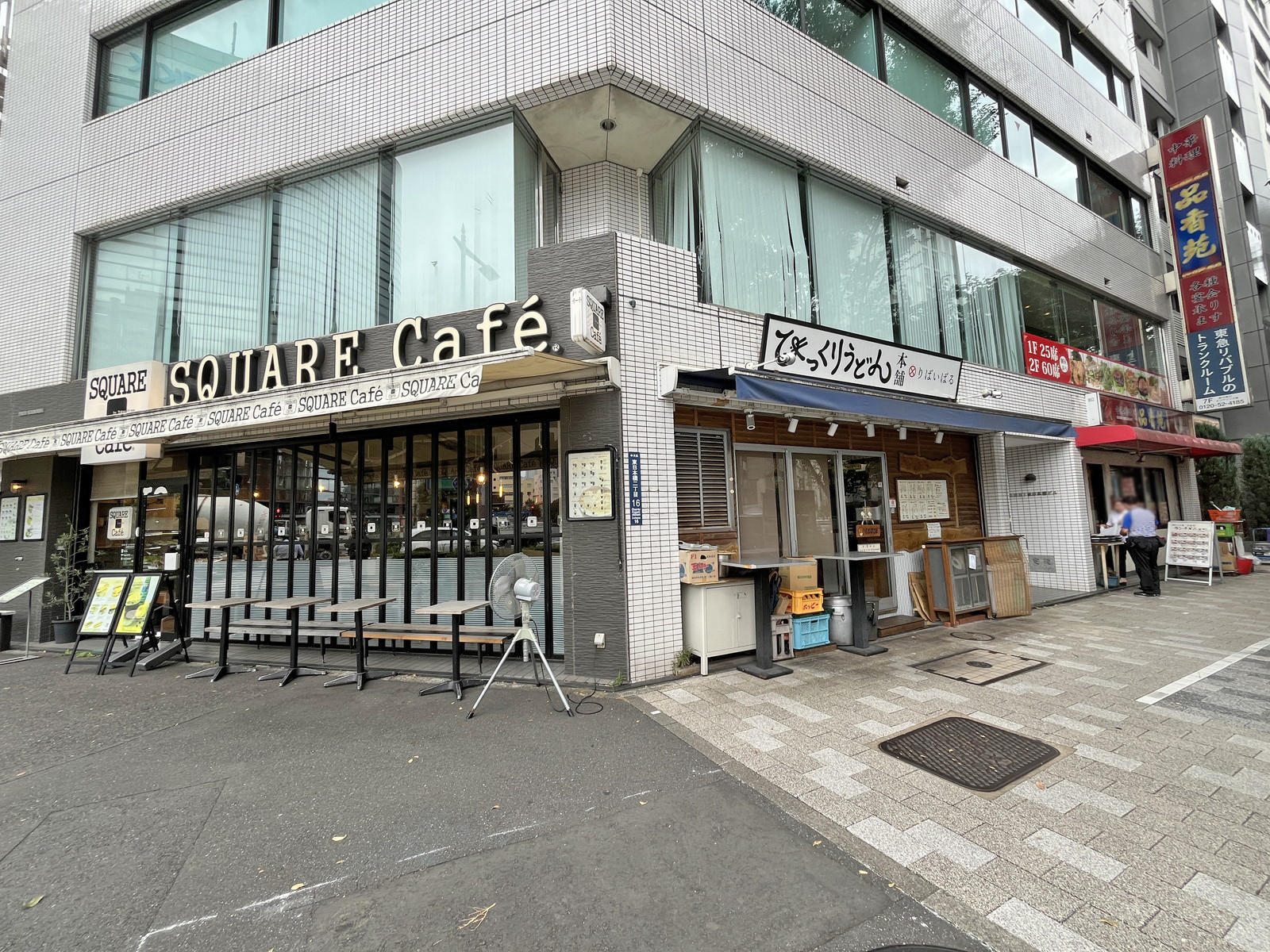 付近には飲食店が充実