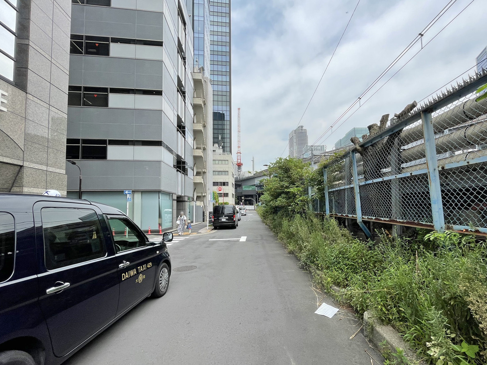 理研機器浜松町ビル前面の通り