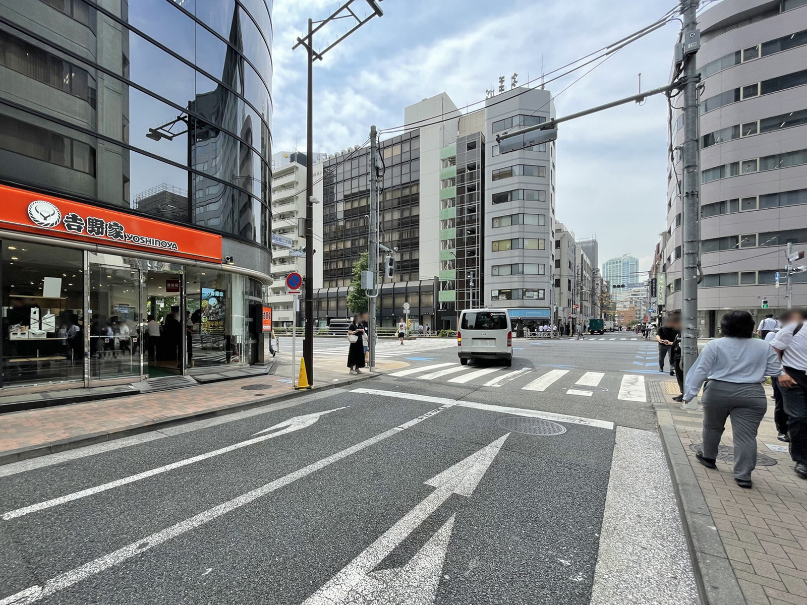 KMVIIビル前面の通り