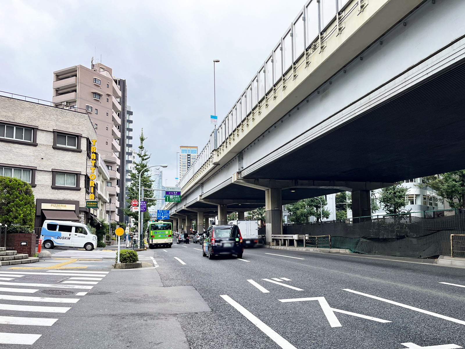 EDGE南青山ビル前面の六本木通り