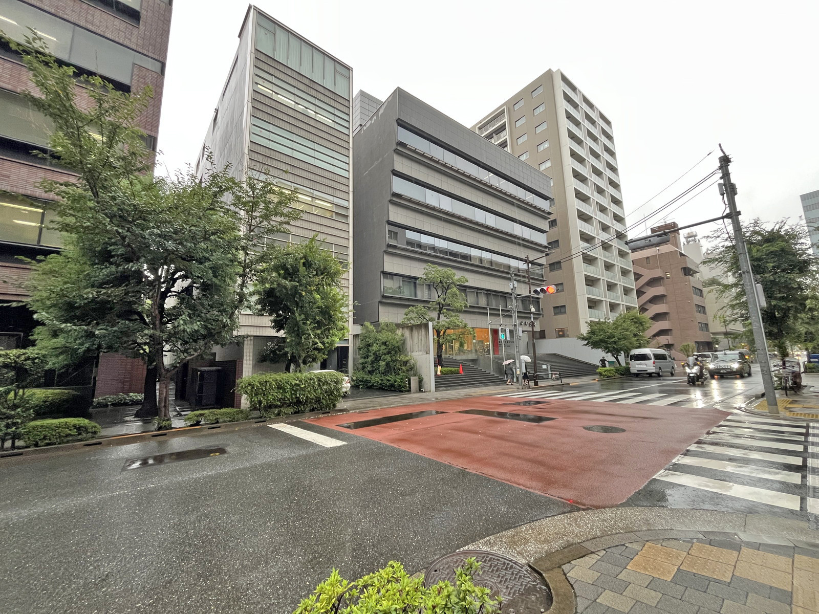 勝永六番町ビル前面の通り