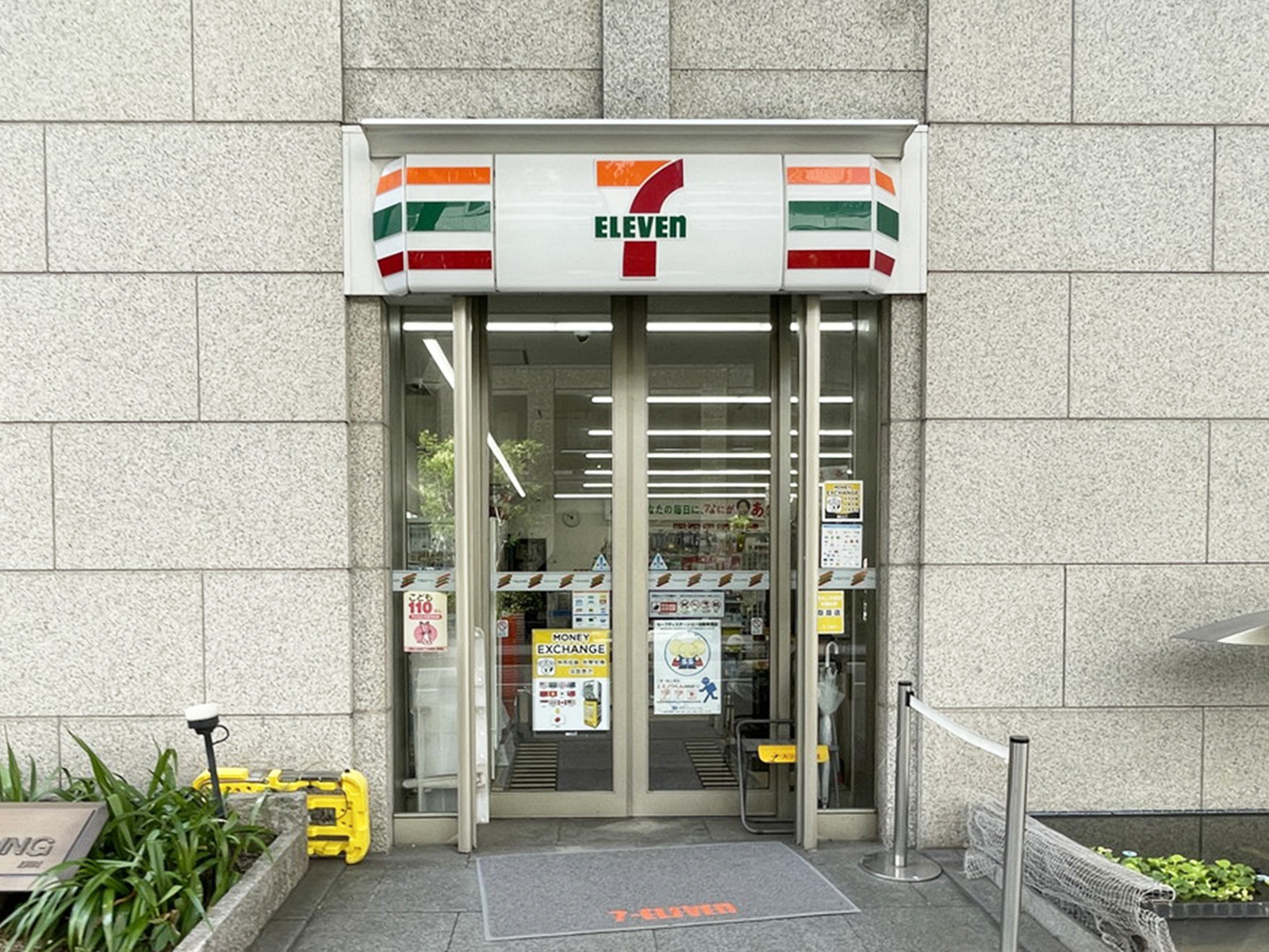 同じ通りにあるセブン-イレブン 大阪伏見町3丁目店