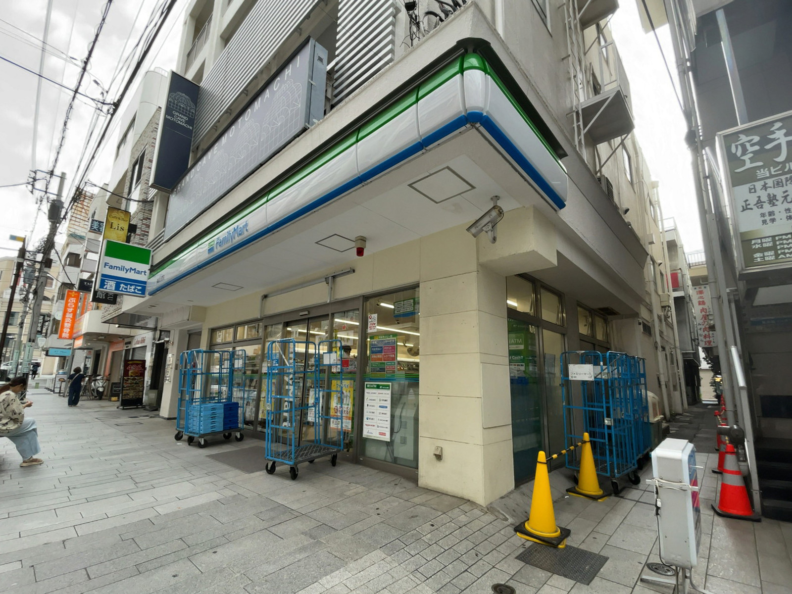 徒歩2分のファミリーマート 横浜元町店