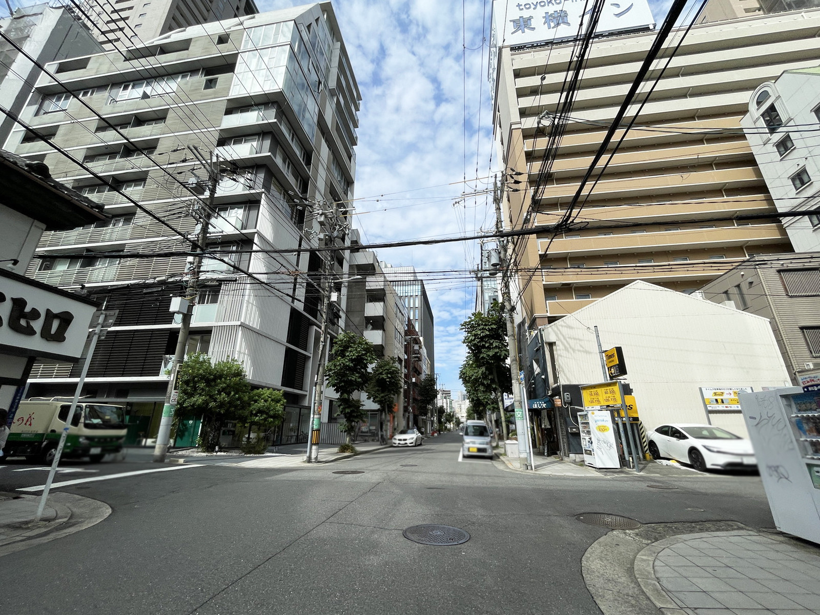 オーセンティック淀屋橋ビル前面の通り