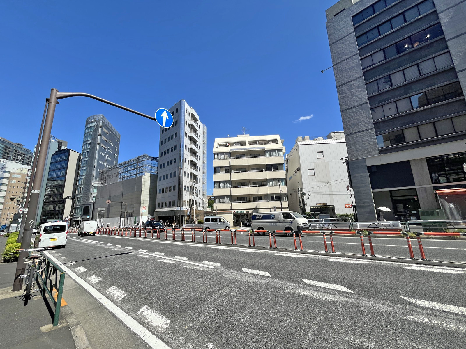 第16スカイビル前面の明治通り