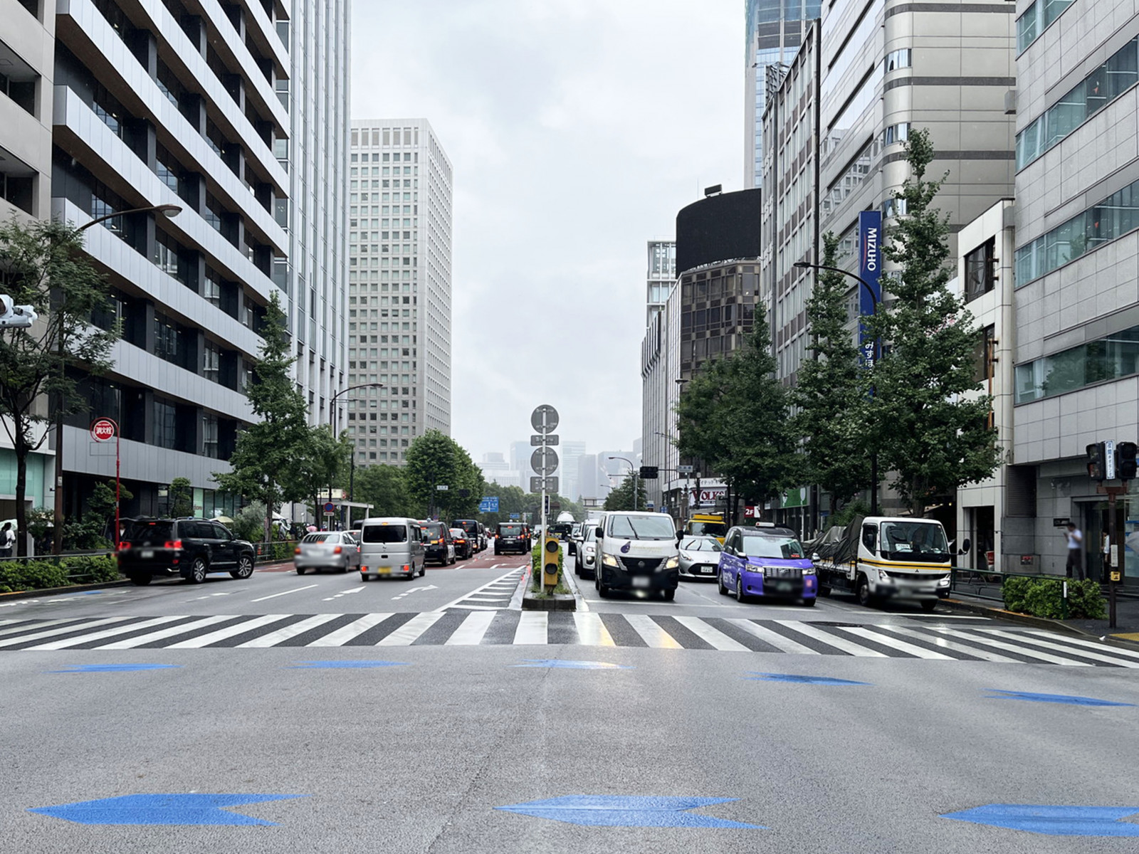 REVZO新橋ビル前面の日比谷通り