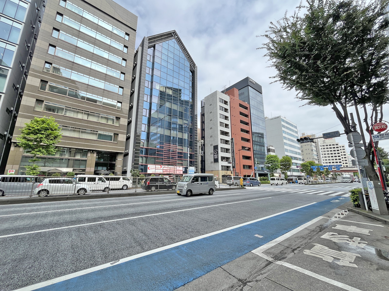 BIZCORE神田須田町前面の靖国通り